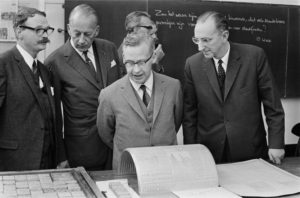 3 oktober 1966 PROF. Dr. I.A. (Isaac) Diepenhorst, Minister van Onderwijs en Wetenschappen, heeft in Utrecht de School voor de Journalistiek geopend. Prof. Diepenhorst hier tijdens de rondgang door de school. Tweede van rechts: Burgemeester C.J.A. (Coen) de Ranitz van Utrecht en rechts: Dr. M. Schneider, directeur van de school. (Foto Geheugen van Nederland; fotograaf Ruud Hoff)